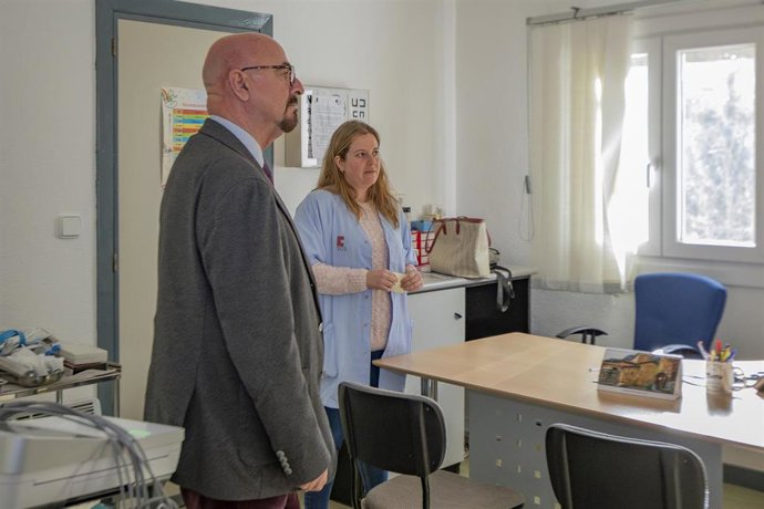 El consejero de Salud, César Pascual, visita el consultorio médico de Pesaguero