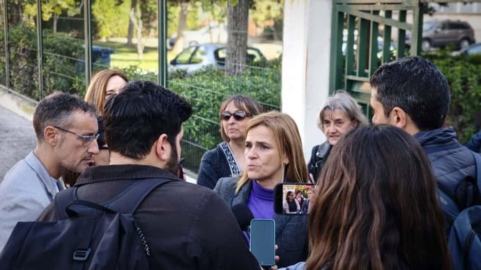 Imatge de secretària general dels socialistes a la ciutat de València, Pilar Bernabé, amb pares d'alumnes de l'IES Campanar