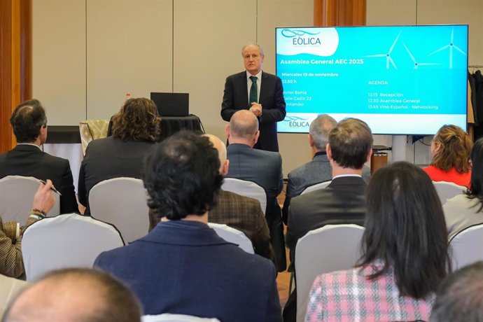 El consejero de Industria,Eduardo Arasti, en la asamblea general de la Asociación Eólica de Cantabria