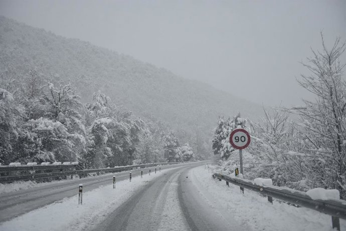 Archivo - Una señal de prohibido circular a más de 90 en una carretera nevada, a 16 de enero de 2023, en Huesca, Aragón (España). La nieve que ha empezado a caer en la madrugada de hoy ha complicado el tráfico en alrededor de una docena de carreteras del 