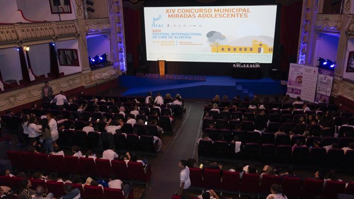 Asistentes en el Teatro Cervantes durante la gala del XIV concurso 'Miradas Adolescentes’, integrado en la programación del Festival Internacional de Cine de Almería (Fical).