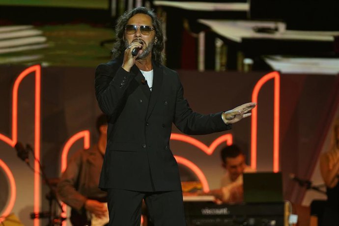 Archivo - El cantante Diego Torres actúa durante la gala XXVIII edición de los Premios Dial, en el Recinto Ferial de Santa Cruz de Tenerife, a 14 de marzo de 2024, en Tenerife, Canarias (España).