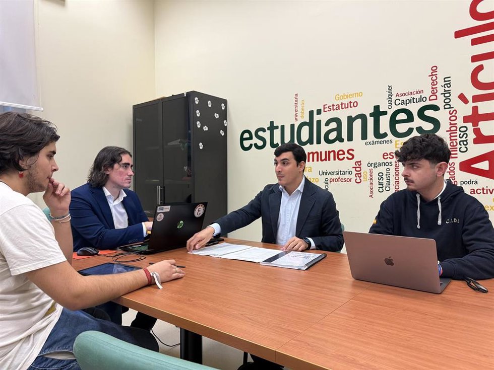 García (2 dcha.), en su encuentro con responsables del Ceuco.