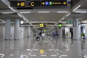 Archivo - Un pasajero en el aeropuerto de Palma de Mallorca, Islas Baleares, (España), a 31 de marzo de 2021. 