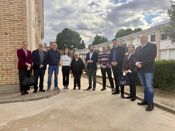 El presidente de la DPH, Isaac Claver, y varios diputados provinciales con los cargos directivos del Colegio Santa Ana de Fraga.