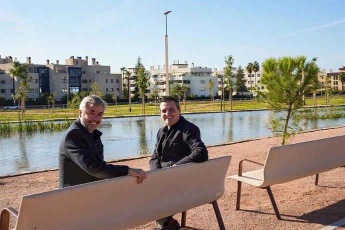 El alcalde de Córdoba, José María Bellido, y el presidente de la Gerencia Municipal de Urbanismo (GMU), Miguel Ángel Torrico, en el nuevo Parque del Canal.