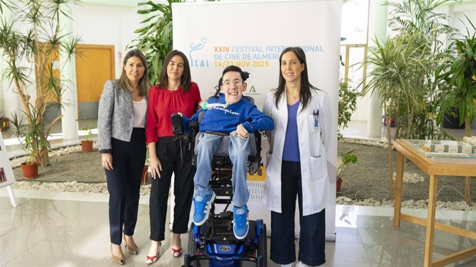 Brianeitor, junto a representantes de Aspapros en Almería, la Fundación 'la Caixa' y profesionales del centro, durante la sesión de Fical Social dedicada al documental 'La vida de Brianeitor'.