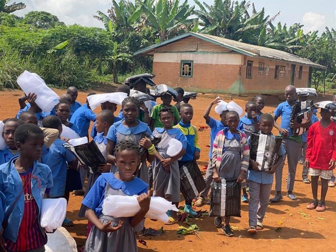 Archivo - Distribución de mosquiteros en  Camerún.