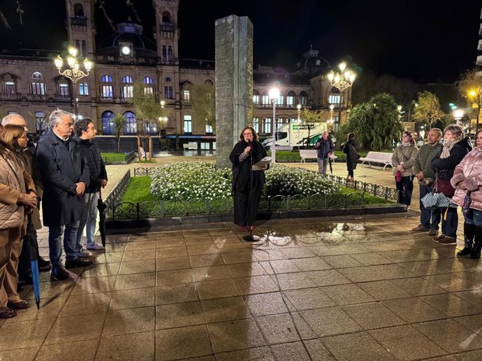 De Andrés en la concentración en memoria de las víctimas del terrorismo organizada por la AVT y APAVT en San Sebastián.