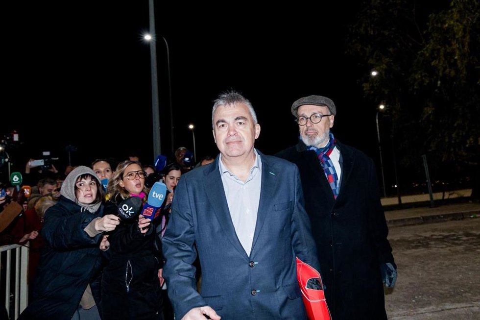 Primeras imágenes de Santos Cerdán junto a uno de sus abogados tras salir de la cárcel de Soto del Real tras casi cinco meses en prisión provisional por el 'caso Koldo'