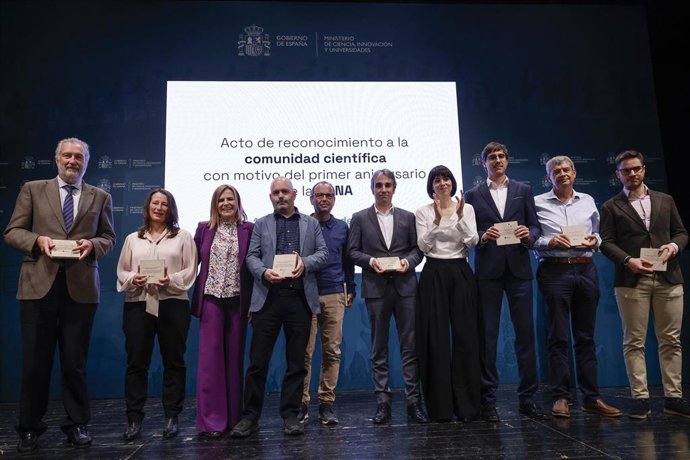 La ministra de Ciencia, y la Delegada del Gobierno Pilar Bernabé , junto a los premiados de la AEMET de la Comunidad Valenciana durante el acto de reconocimiento a la comunidad científica con motivo del primer aniversario de la Dana