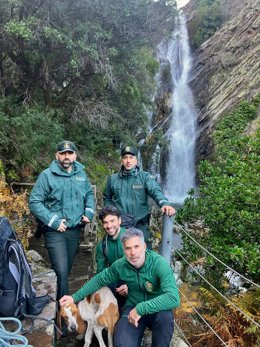 Perro rescatado por la Guardia Civil en una cascada