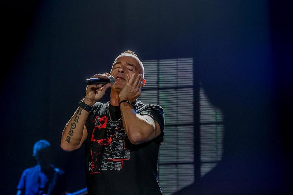 Archivo - El cantautor italiano Eros Ramazzotti durante una actuación en el WiZink Center, a 31 de diciembre de 2023, en Madrid (España). Eros Ramazzotti regresa cuatro años después de su último disco, con su gira mundial Battito Infinito World Tour e