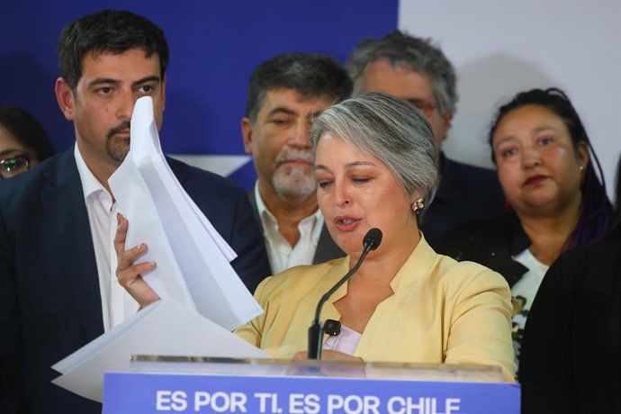 Santiago, 19 de noviembre 2025. La candidata a la Presidencia de la Republica, Jeannette Jara, sostiene un encuentro con alcaldes, alcaldesas, líderes sociales y vecinos de Cerro Navia.  Jonnathan Oyarzun/Aton Chile