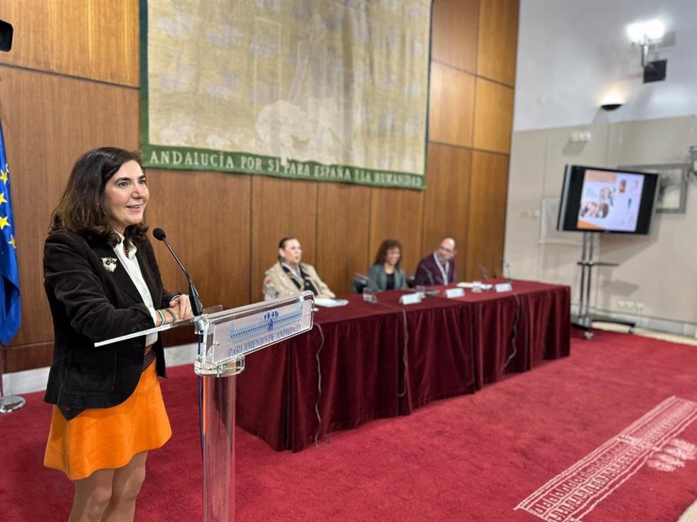 La consejera de Empleo, Empresa y Trabajo Autónomo, Rocío Blanco, presenta el el II Plan de Empleo para Personas con Discapacidad en el Parlamento.