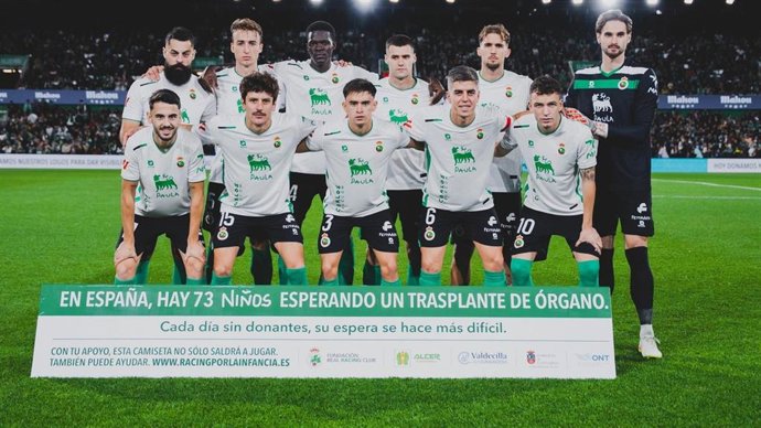 La subasta benéfica de las camisetas de los futbolistas del Racing ante el Granada recauda más de 7.000 euros