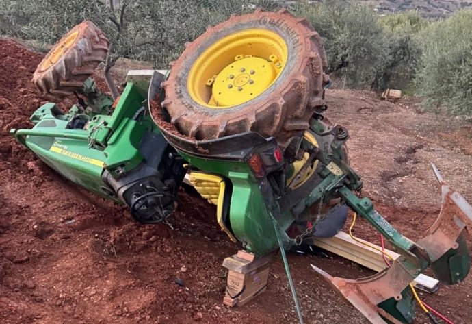 Una dotación del CPB en Coín interviene para rescatar el cuerpo sin vida de un varón fallecido tras sufrir un accidente con un tractor y quedar atrapado debajo del vehículo, en una zona rural junto a la A-366