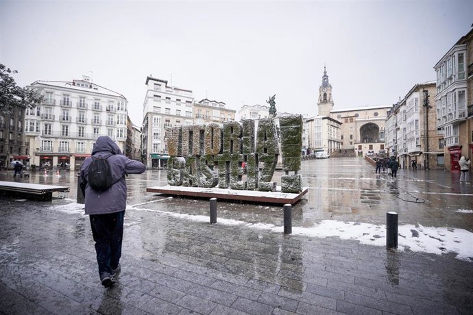 Archivo - Una persona camina por una de las calles de Vitoria-Gasteiz tras una intensa nevada en 2023 (archivo)