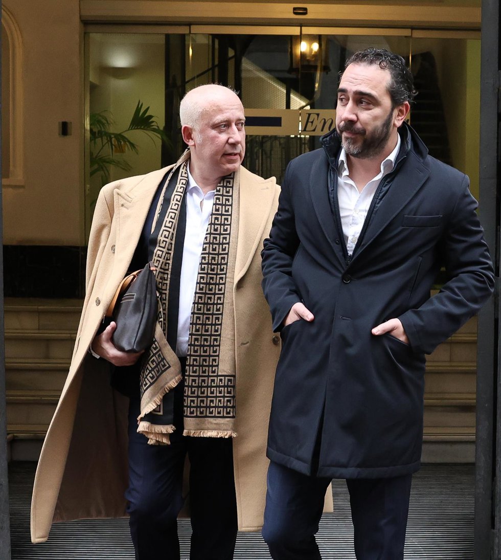 Archivo - El empresario, Víctor de Aldama(d), atiende a los medios a su salida de una entrevista.