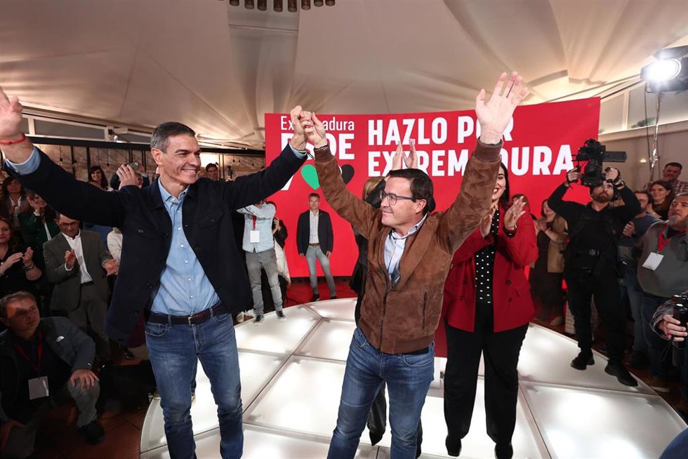 El secretario general del PSOE y presidente del Gobierno, Pedro Sánchez y el secretario general del PSOE de Extremadura y candidato a la Presidencia de la Junta, Miguel Ángel Gallardo durante el primer acto de la precampaña extremeña.