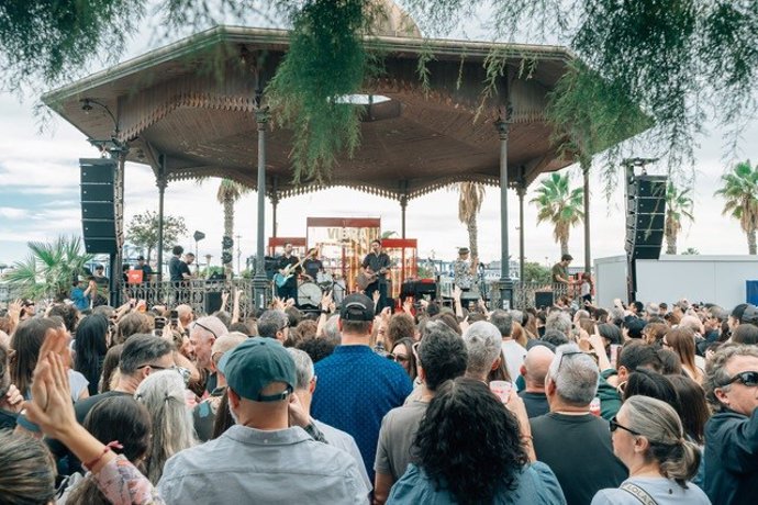 Imagen de aficionados en un concierto en La Pèrgola