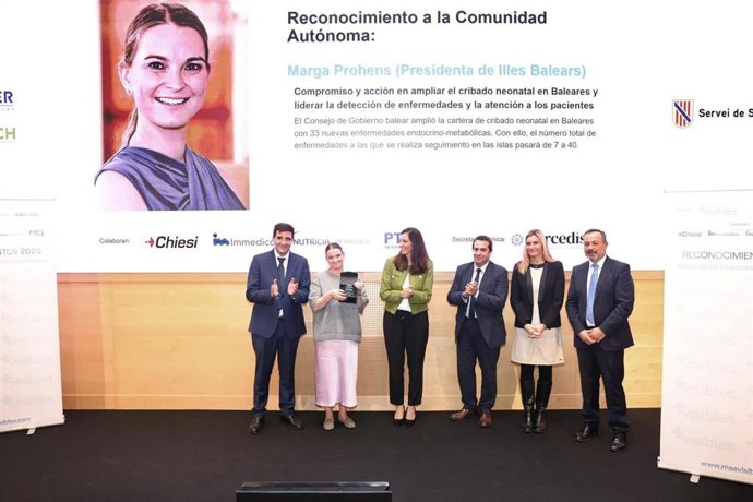 La presidenta del Govern, Marga Prohens, recibe un premio de Más Visibles por la ampliación del cribado neonatal.