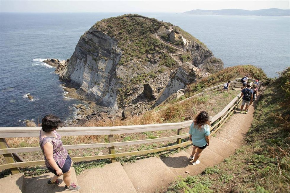 Archivo - Unos turistas realizan la ruta Punta Socastro o O Fuciño do Porco, a 11 de agosto de 2022, en O Vicedo, Lugo, Galicia (España). O Fuciño do Porco significa hocico de cerdo en castellano y esconde el cabo donde se localiza una ruta impresio