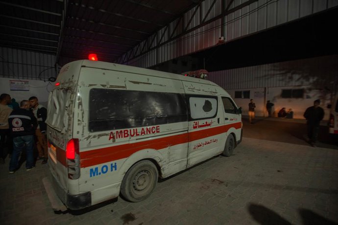 19 de novembro de 2025, Gaza, Palestina: (INT) Vítimas chegam aos hospitais da cidade de Gaza após ataques de artilharia israelense no leste da cidade - Gaza, Palestina: 19 de novembro de 2025: Vários palestinos feridos e uma vítima fatal foram recebidos 