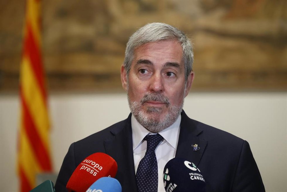 El presidente de Canarias, Fernando Clavijo, atiende a los medios de comunicación tras su reunión con el president de la Generalitat, Salvador Illa, en el Palau de la Generalitat, a 19 de noviembre de 2025, en Barcelona, Catalunya (España). Fernando Cla