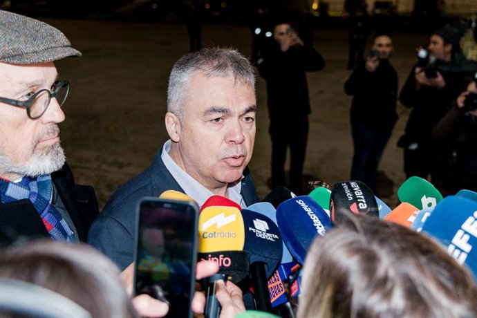 El exsecretario de organización del PSOE, Santos Cerdán (d), junto a su abogado Jacobo Teijelo