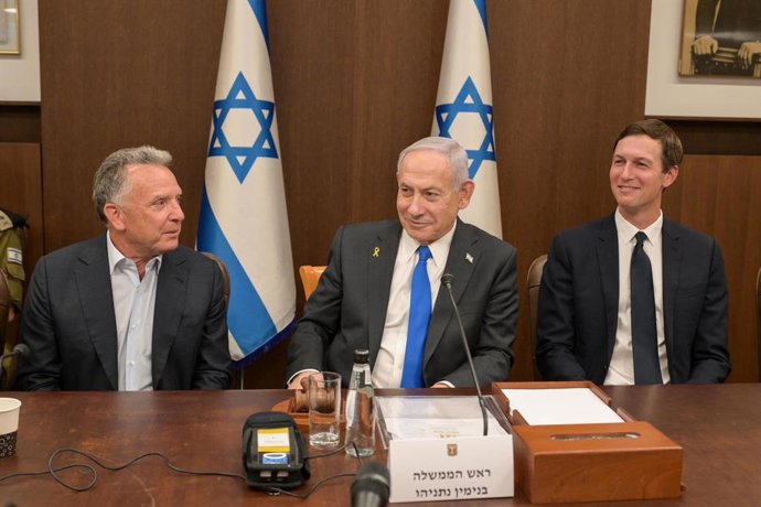 Archivo - JERUSALEM, Oct. 10, 2025  -- Israeli Prime Minister Benjamin Netanyahu (C), U.S. Special Envoy to the Middle East Steve Witkoff (L) and U.S. President Donald Trump's son-in-law Jared Kushner attend a government meeting in Jerusalem on Oct. 9, 20