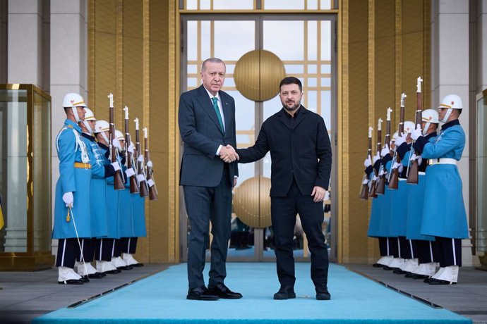 O presidente turco Recep Tayyip Erdogan recebe seu colega ucraniano Volodimir Zelenski.