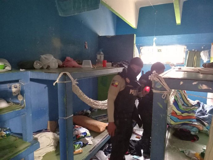 Archivo - (210929) -- GUAYAQUIL, 29 de setembro de 2021 (Xinhua) -- Policiais revistam as celas da prisão onde eclodiram tumultos em Guayaquil, Equador, em 28 de setembro de 2021. Pelo menos 24 detentos foram mortos e outros 48 ficaram feridos em confront