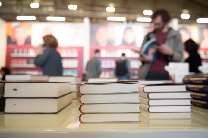 Archivo - FILED - 19 October 2022, Hesse, Frankfurt_Main: Books lie on a a stand at the Frankfurt Book Fair. Photo: Sebastian Christoph Gollnow/Deutsche Presse-Agentur GmbH/dpa