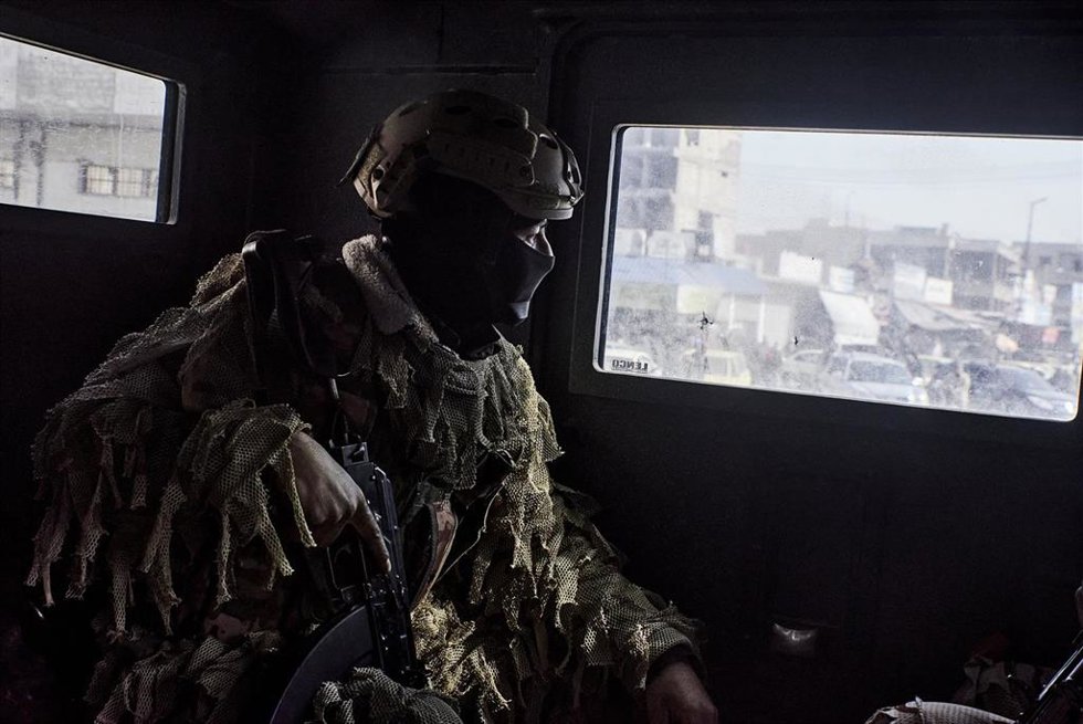 Archivo - Un miembro de los Hezen Komandos, la unidad de élite de las Fuerzas Democráticas Sirias, patrulla las calles de Raqqa (norte) en un vehículo blindado