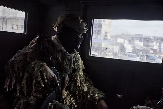 Archivo - Arquivo - 9 de fevereiro de 2025, Raqqa, Síria: Raqqa, 9 de fevereiro de 2025 - Um membro do Hezen Komandos, a unidade de elite das Forças Democráticas da Síria, em um veículo blindado durante uma patrulha nas ruas de Raqqa. Os soldados estão pr