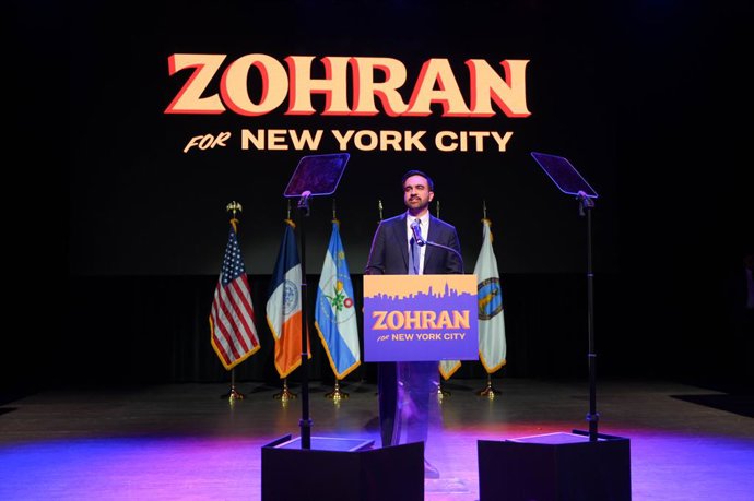 05 de novembro de 2025, EUA, Nova York: O prefeito eleito Zohran Mamdani faz um discurso no palco do Brooklyn Paramount Theatre após sua vitória na corrida para prefeito da cidade de Nova York. Foto: Liri Agami/ZUMA Press Wire/dpa