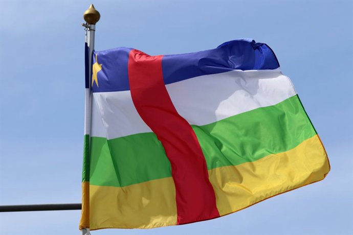 Archivo - June 20, 2025, Saint Petersburg, Russia: The national flag of the Central African Republic, fluttering in the wind on a flagpole in Saint Petersburg, Russia.