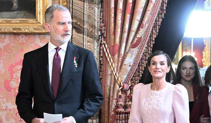 El Rey Felipe, la Reina Letizia y la Princesa Leonor durante la recepción celebrada tras la imposición del Toisón de Oro en el Palacio Real
