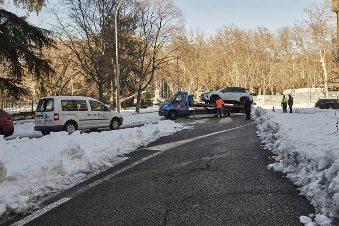 Archivo - Varios coches permanecen atrapados en una vía de la capital como resultado de la gran nevada provocada por la borrasca 'Filomena', en Madrid, (España), a 14 de enero de 2021. 
