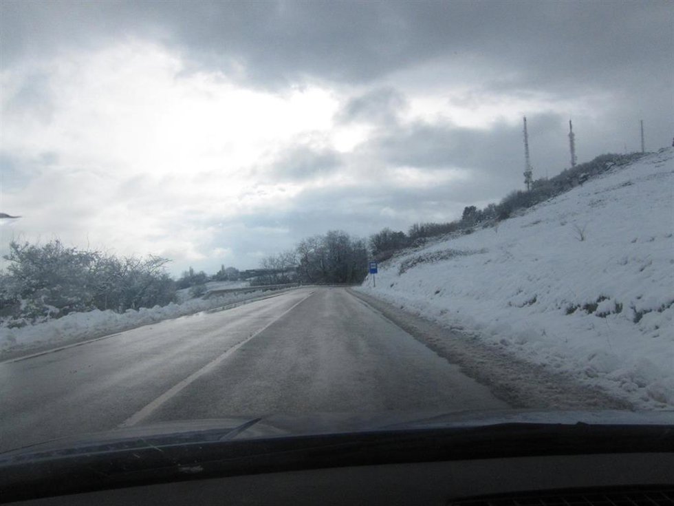 Archivo - Imagen de archivo de carretera con nieve.