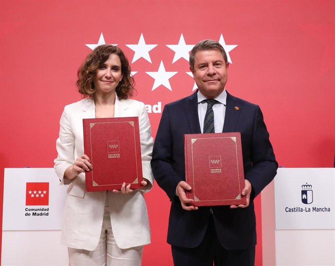 Archivo - La presidenta de la Comunidad de Madrid, Isabel Díaz Ayuso y el presidente de la Junta de Comunidades de Castilla-La Mancha, Emiliano García-Page.