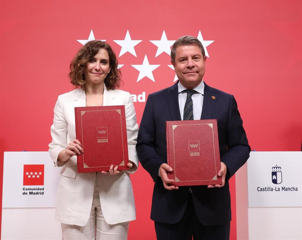Archivo - La presidenta de la Comunidad de Madrid, Isabel Díaz Ayuso y el presidente de la Junta de Comunidades de Castilla-La Mancha, Emiliano García-Page.