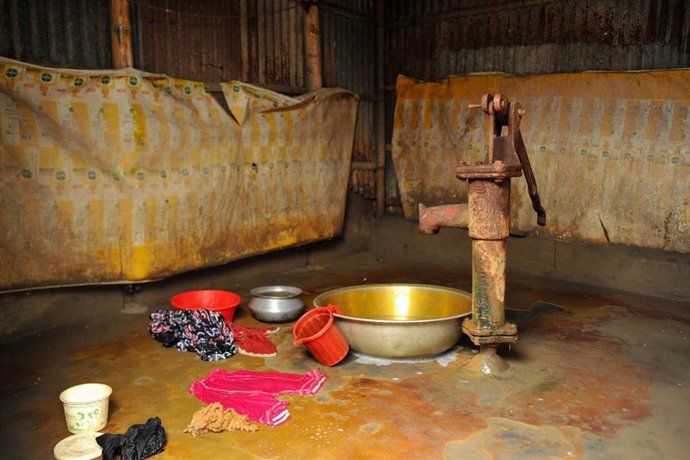 November 6, 2025: Chattogram, Bangladesh: A Iron and saline contaminated tube-well in Bakalia area. Most local wells are saline or iron-contaminated, usable only for washing and other cleaning purposes. For drinking, people rely on limited rainwater and p