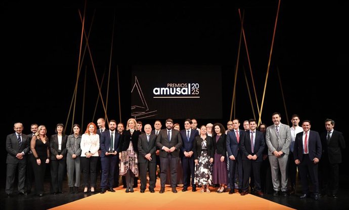 El presidente de la Comunidad, Fernando López Miras, clausura en Murcia los Premios Amusal 2025