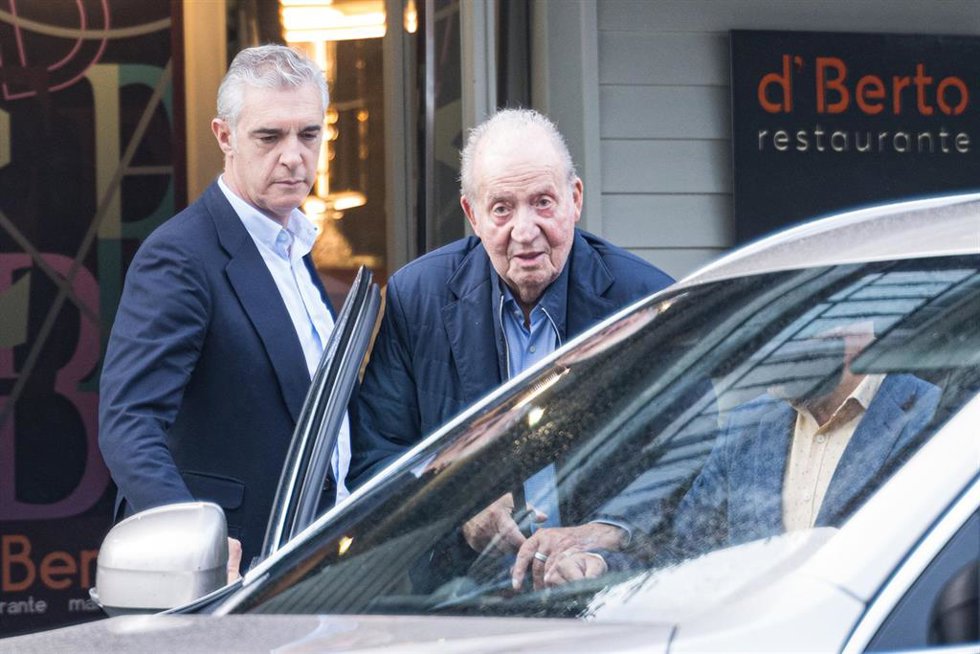 El Rey emérito Juan Carlos I a su salida del restaurante DBerto, a 5 de noviembre de 2025, en O Grove, Pontevedra, Galicia (España). El Rey emérito vuelve a España para participar en las regatas de Sanxenxo el mismo día en que se publican sus memorias,