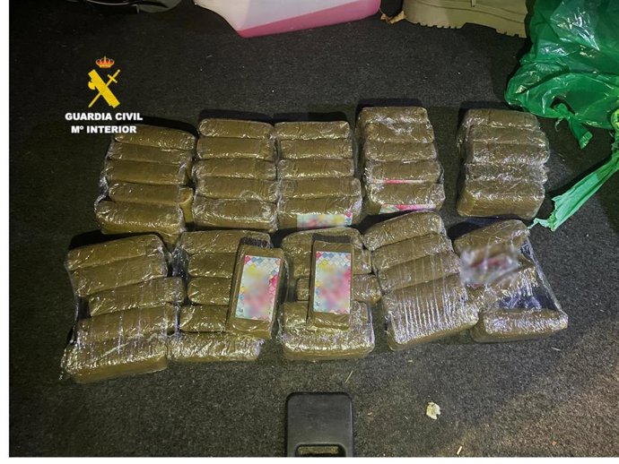 Detenidos dos hombres que transportaban casi 5 kilos de hachis ocultos en la rueda de repuesto