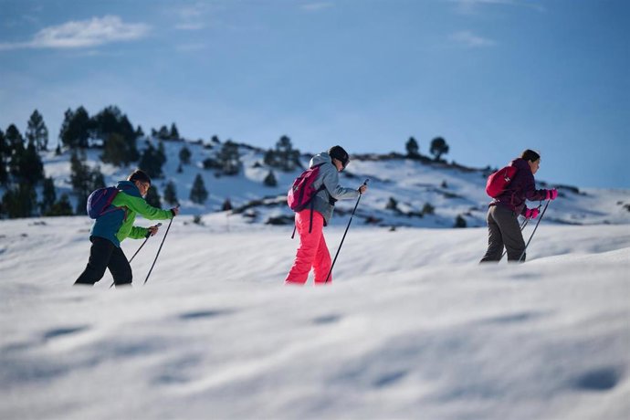 Archivo - Estudiantes durante la campaña escolar de esquí de este 2025, en las pistas del centro Larra-Belagua, en Isaba.