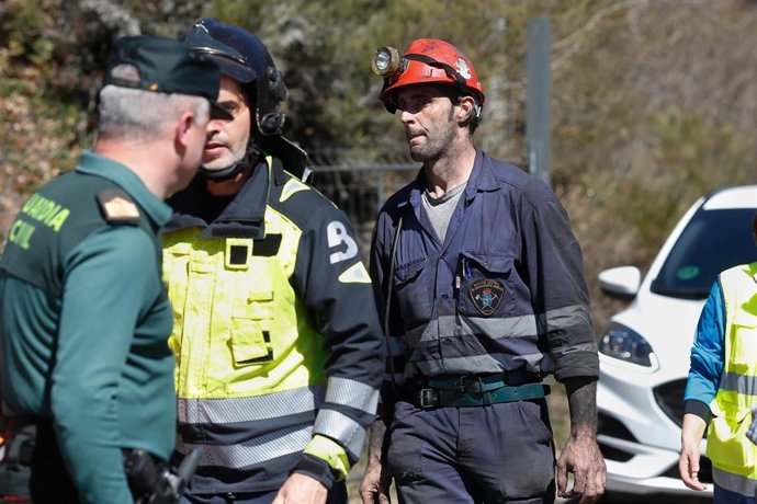 Archivo - Un miembro de la Brigada de Salvamento Minero interviene en el accidente de la mina de Cerredo. 