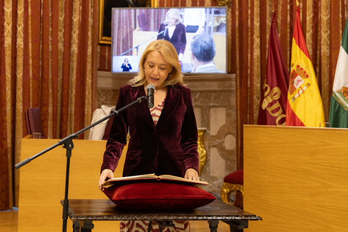 Carmen Tena, tras tomar posesión de su acta como concejal de manos del alcalde, al comienzo del Pleno ordinario de noviembre.